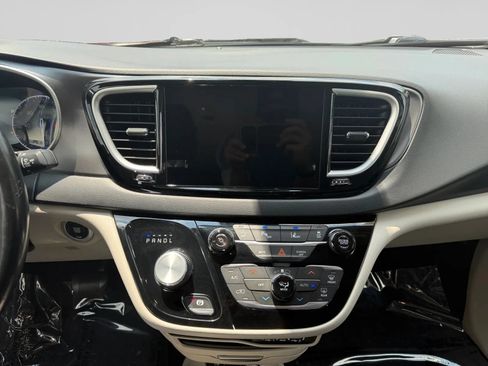 Used 2021 Chrysler Pacifica Touring-L FWD image 18