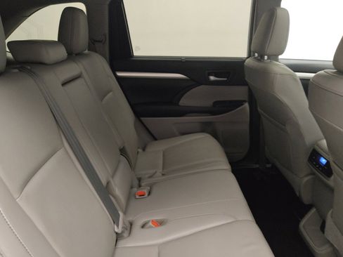 Used 2019 Toyota Highlander XLE AWD/4WD image 19