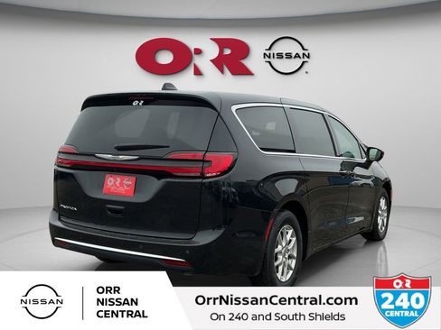 Used 2023 Chrysler Pacifica Touring-L FWD image 5