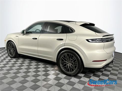 Used 2025 Porsche Cayenne Turbo image 5