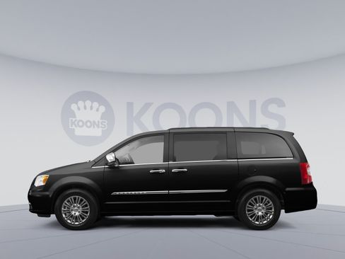 Used 2014 Chrysler Town & Country Touring FWD image 2