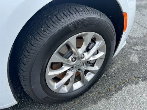 Used 2023 Chrysler Pacifica Touring-L image 12