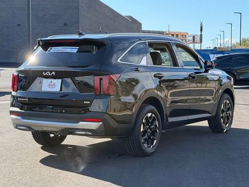 Used 2024 Kia Sorento S image 6