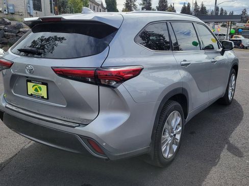 Used 2021 Toyota Highlander Limited image 3