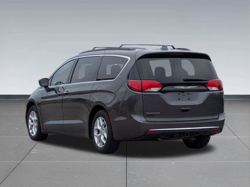 Used 2018 Chrysler Pacifica Touring Plus image 4