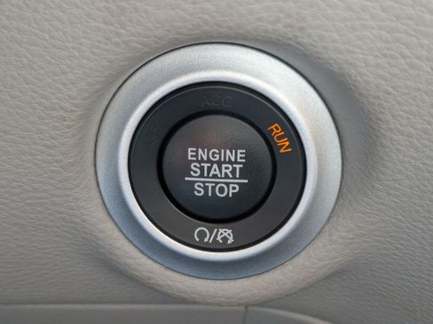 Used 2024 Chrysler Pacifica Limited FWD image 22