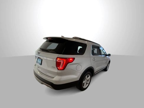 Used 2017 Ford Explorer XLT w/ Equipment Group 202A image 8