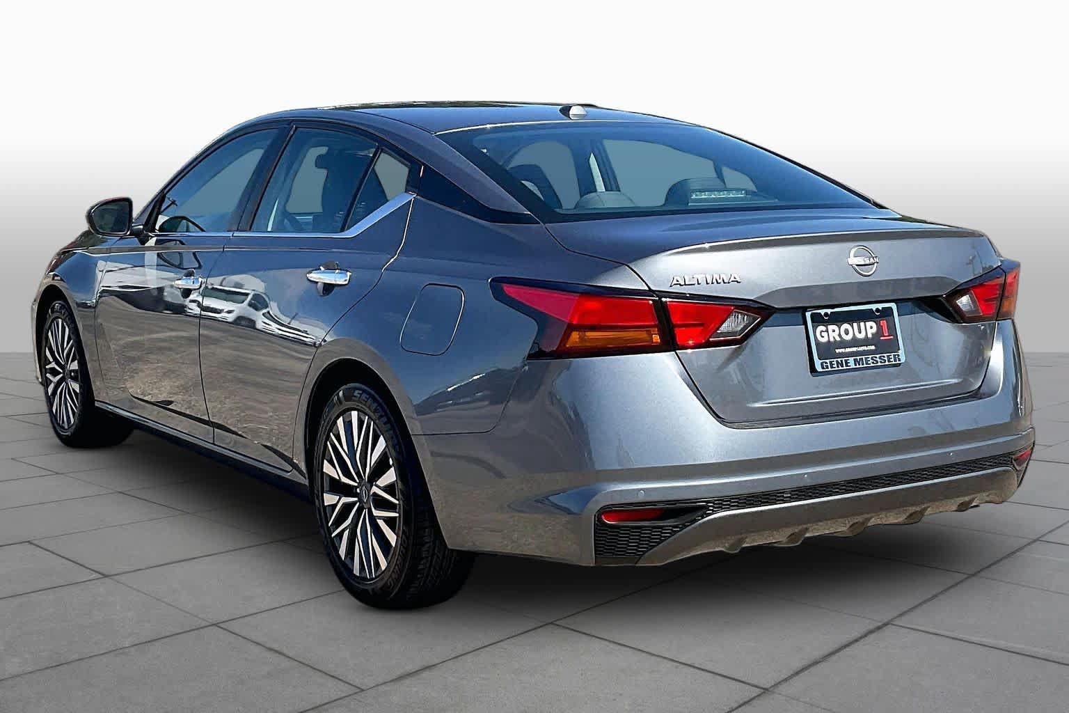 Used 2025 Nissan Altima 2.5 SV FWD image 11
