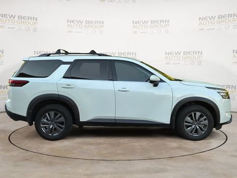 Used 2024 Nissan Pathfinder SV FWD image 6