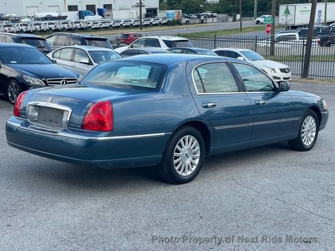 Used 2003 Lincoln Town Car Signature RWD image 5