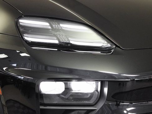 Used 2025 Porsche Macan Electric image 11