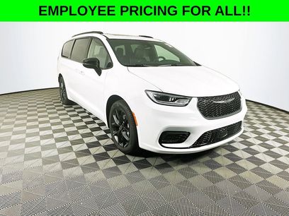 New 2026 Chrysler Pacifica Limited w/ S Appearance Package