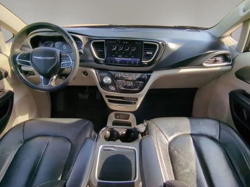 Used 2022 Chrysler Pacifica Touring-L w/ Uconnect Theater Family Group FWD image 22