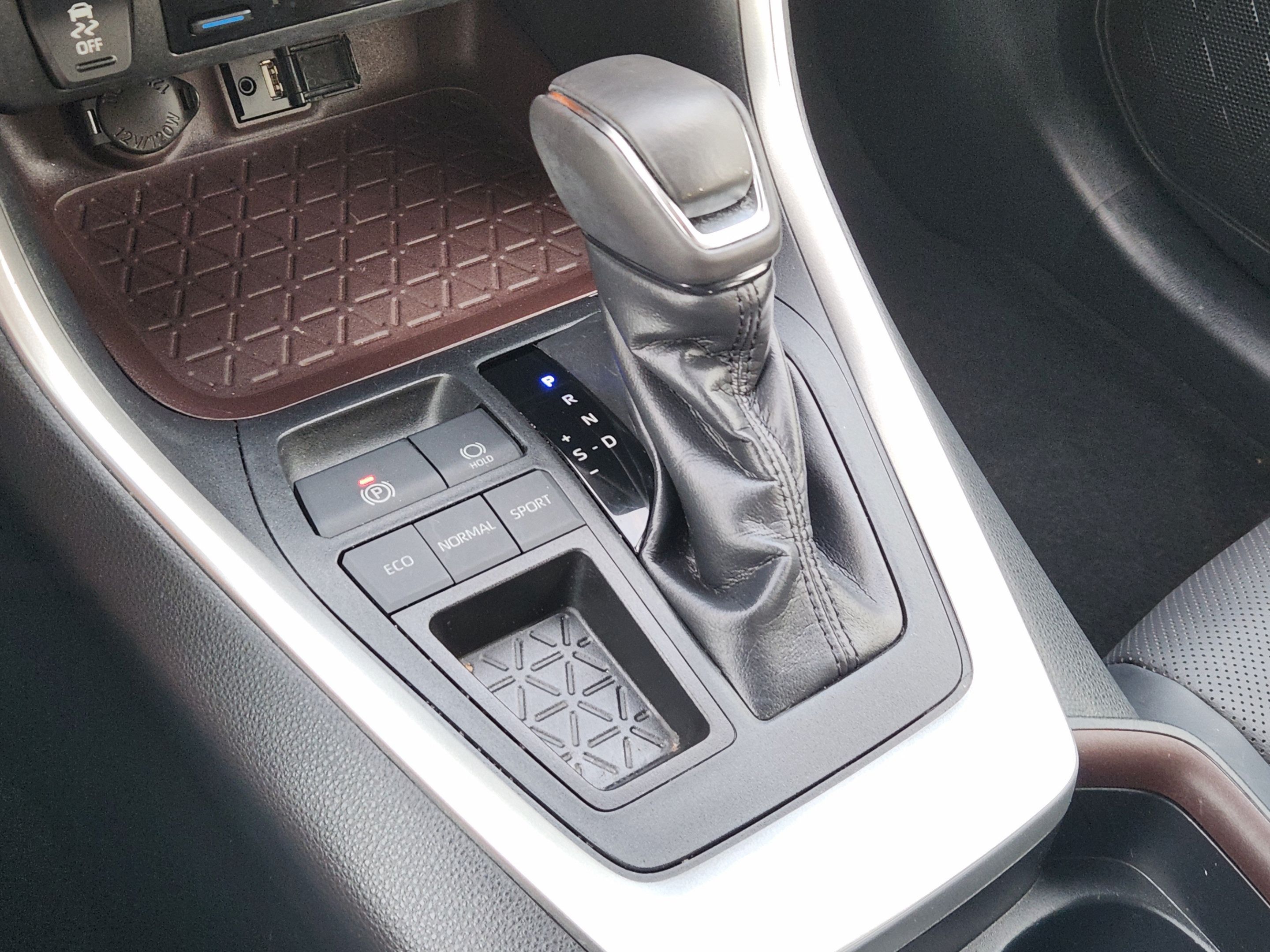 Used 2019 Toyota RAV4 Limited w/ Cold Weather Package FWD image 12