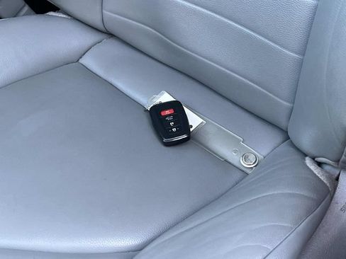 Used 2021 Toyota Highlander XLE AWD/4WD image 40