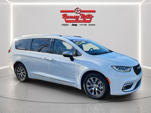 Used 2025 Chrysler Pacifica Pinnacle image 7