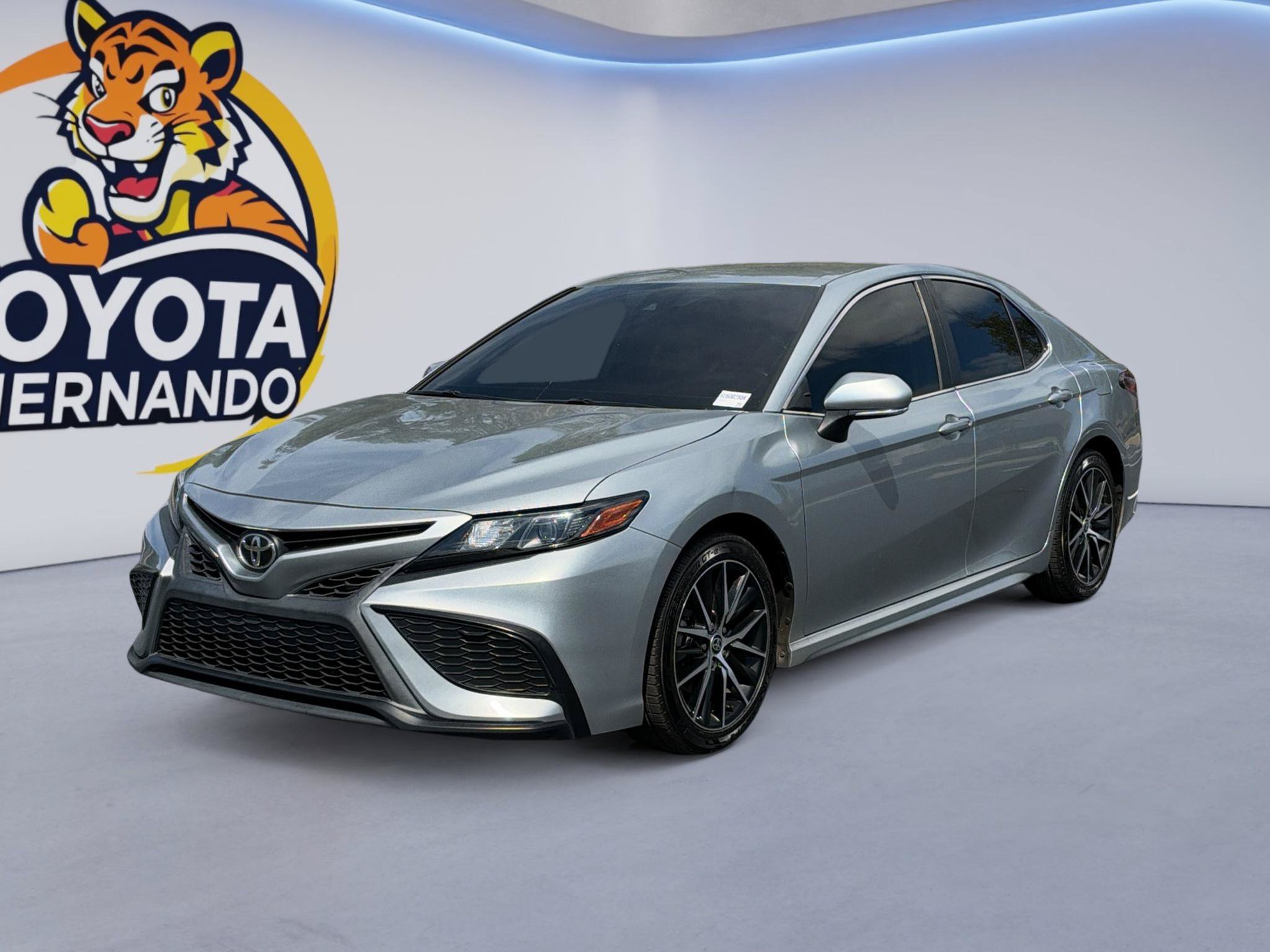 Used 2022 Toyota Camry SE FWD image 1