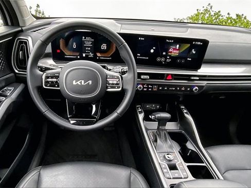 Certified 2025 Kia Sorento S w/ Panoramic Sunroof Package image 5