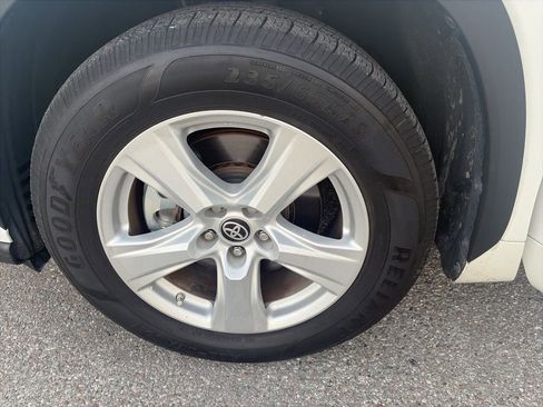 Used 2021 Toyota Highlander L image 11