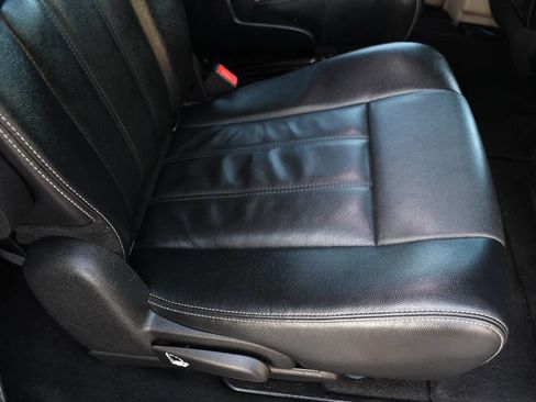 Used 2015 Chrysler Town & Country Touring image 23