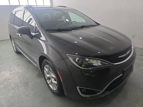 Used 2020 Chrysler Pacifica Touring-L w/ Tire & Wheel Group FWD image 2