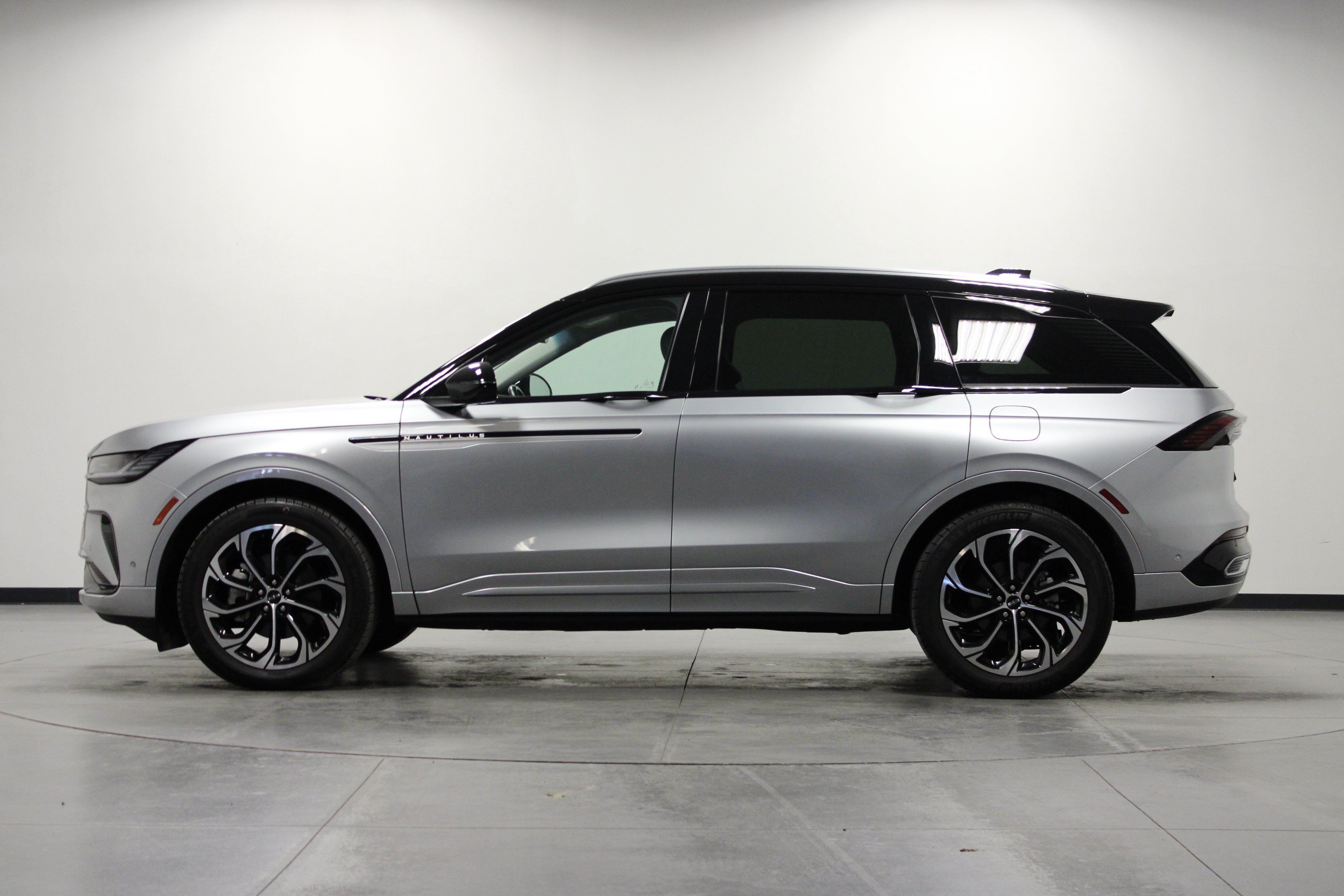 Used 2024 Lincoln Nautilus Reserve AWD/4WD image 7