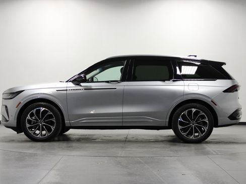 Used 2024 Lincoln Nautilus Reserve image 7