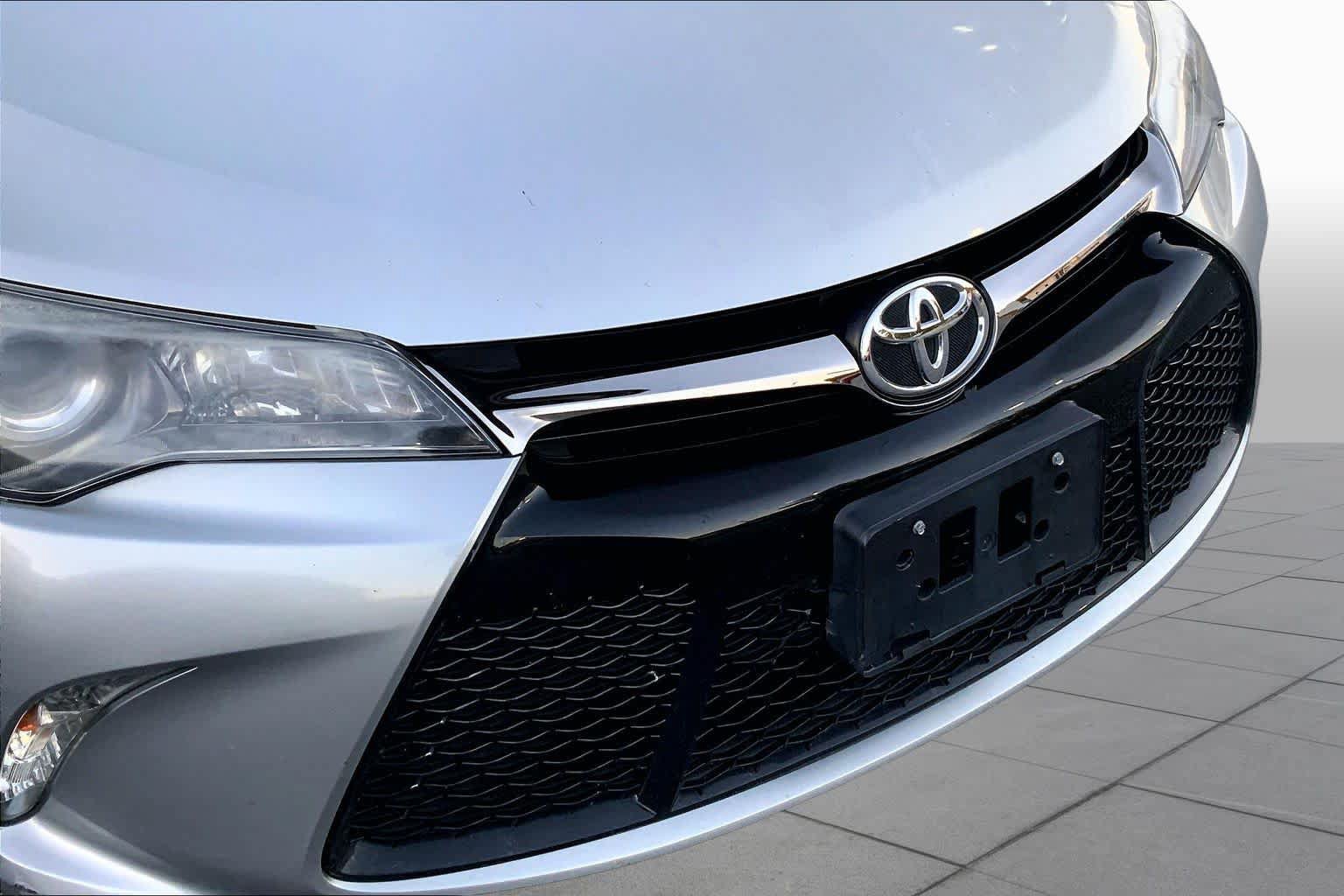 Used 2017 Toyota Camry SE w/ Moonroof Package FWD image 27