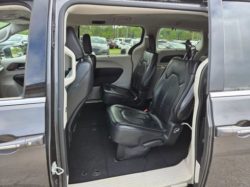 Used 2017 Chrysler Pacifica Touring-L FWD image 18