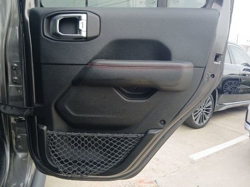 Used 2018 Jeep Wrangler Unlimited Rubicon AWD/4WD image 9