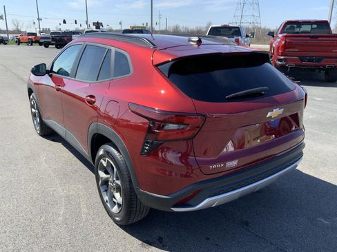 Used 2025 Chevrolet Trax LT w/ LT Convenience Package image 8