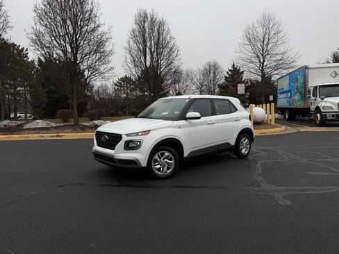Used 2021 Hyundai Venue SE image 1