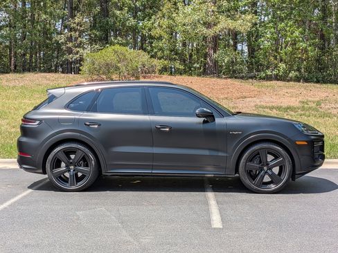 Certified 2025 Porsche Cayenne Turbo AWD/4WD image 32