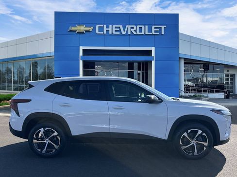 Certified 2024 Chevrolet Trax RS w/ Sunroof Package FWD image 5