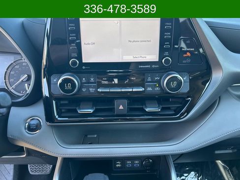 Used 2022 Toyota Highlander XLE FWD image 18