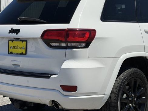 Used 2017 Jeep Grand Cherokee Altitude AWD/4WD image 8