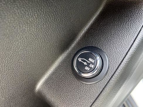 Used 2023 Chevrolet Traverse LT image 12