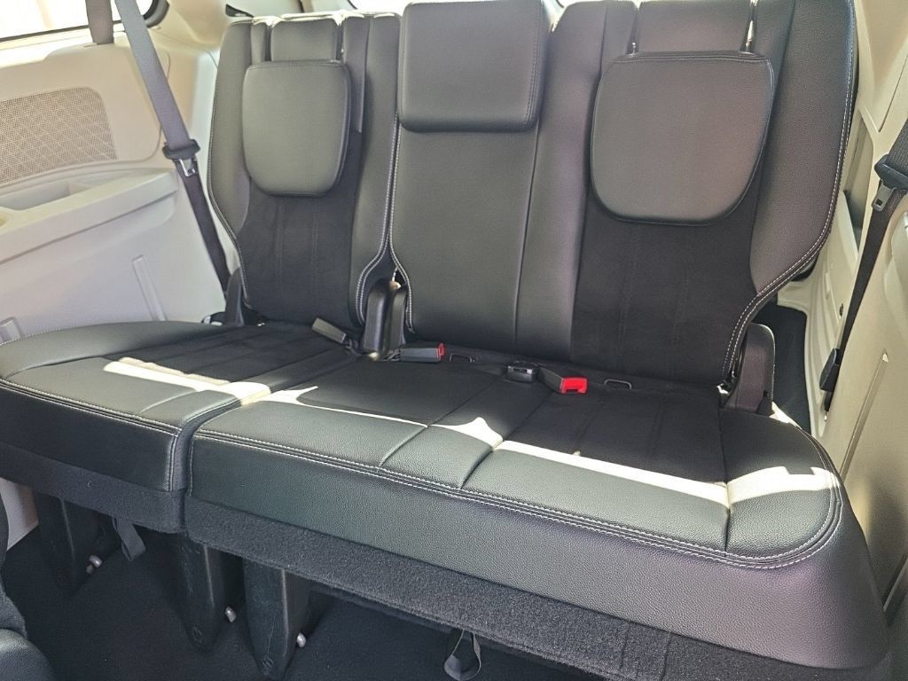 Used 2018 Dodge Grand Caravan SXT w/ Rear Park Assist Package FWD image 19