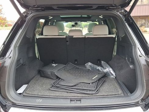 Certified 2022 Volkswagen Tiguan SE R-Line image 30