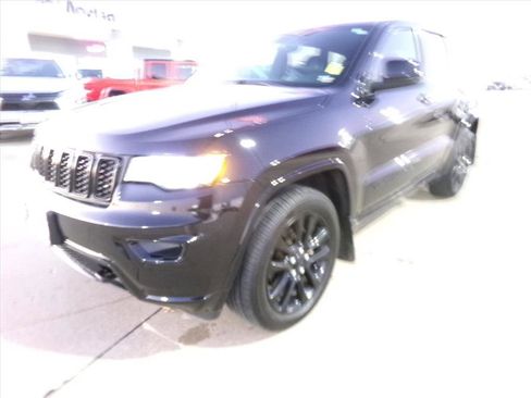 Used 2020 Jeep Grand Cherokee Altitude image 2
