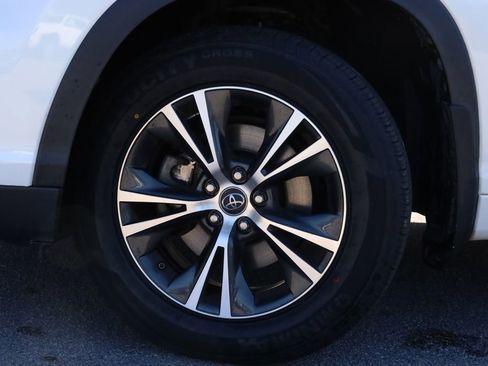 Used 2016 Toyota Highlander XLE image 2