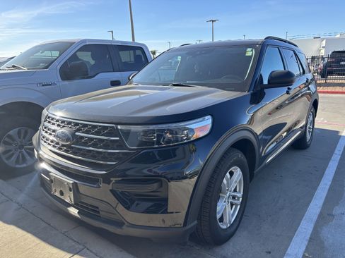 Used 2022 Ford Explorer XLT image 3