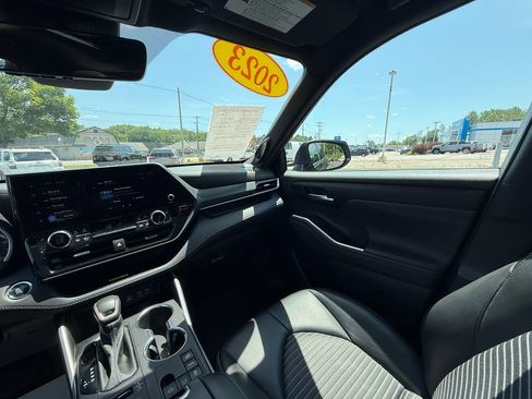 Used 2023 Toyota Highlander XSE AWD/4WD image 12