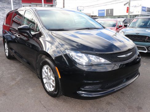 Used 2023 Chrysler Voyager LX image 7