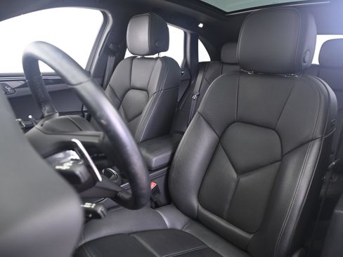 Certified 2023 Porsche Macan AWD/4WD image 5