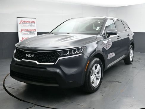 Used 2023 Kia Sorento LX image 4