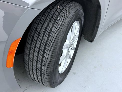 Certified 2025 Chrysler Pacifica Select image 23