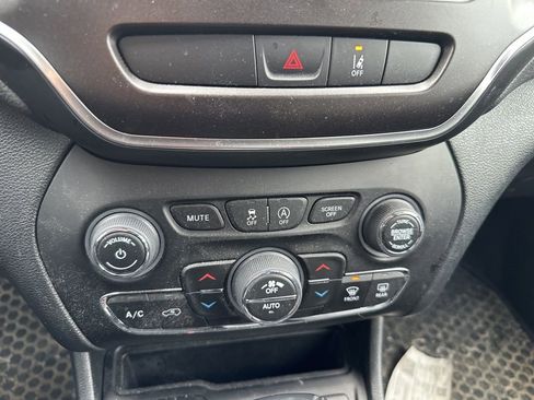 Used 2022 Jeep Cherokee Trailhawk w/ Sound & Nav Group image 13