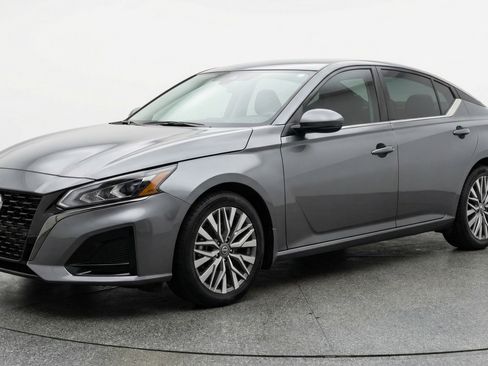 Used 2025 Nissan Altima 2.5 SV FWD image 3