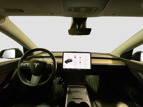 Used 2022 Tesla Model Y Long Range image 17